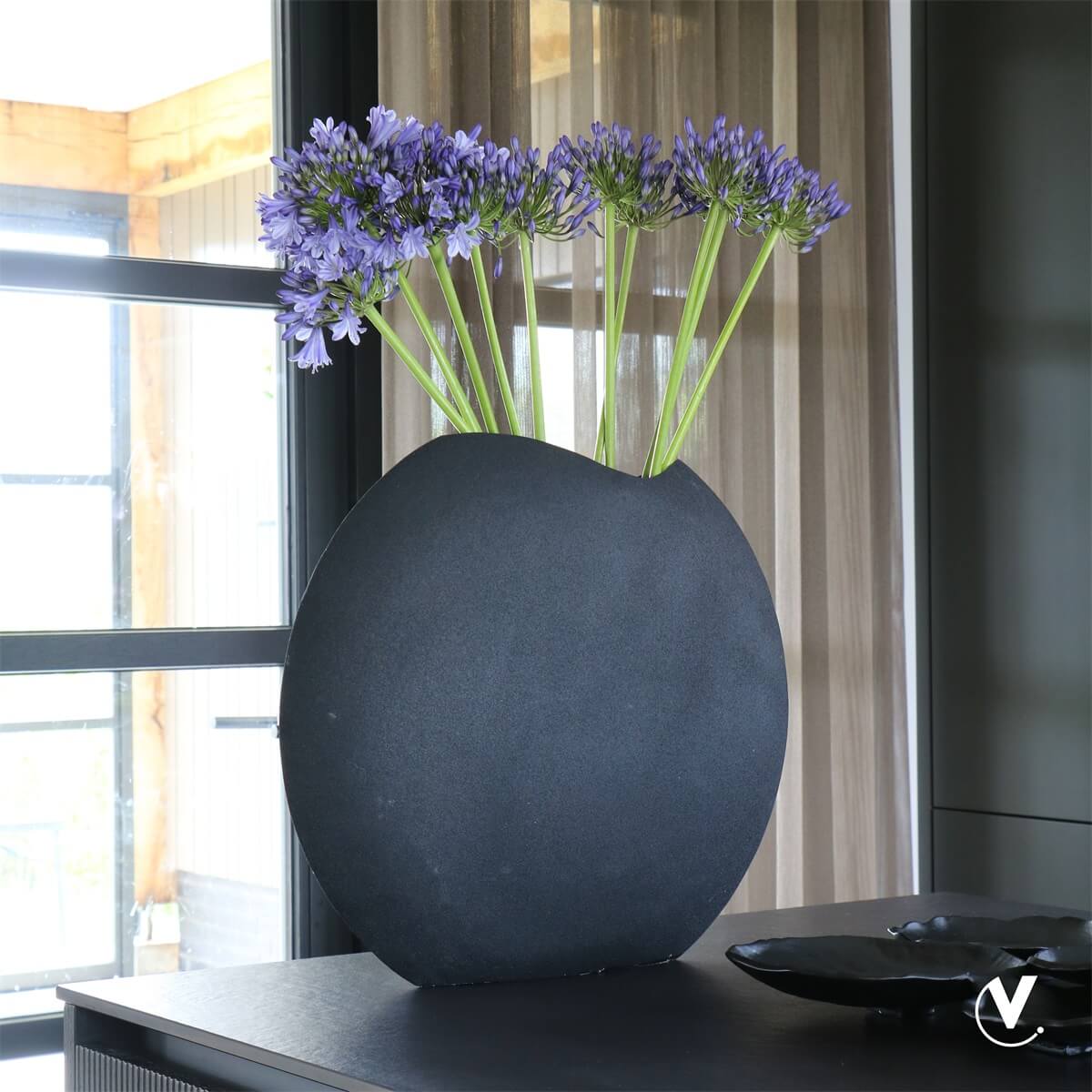 sfeerfoto Enveloppe Machala vaas zwart